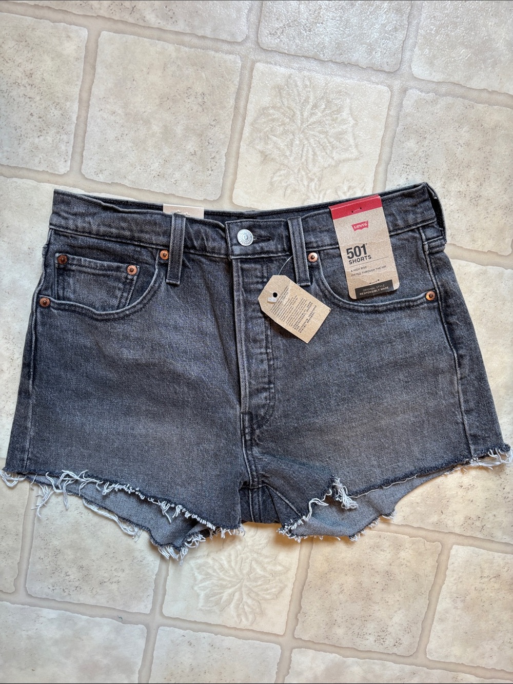 NWT Levi’s 501 Cut Off Jean Shorts, Women’s Size 28